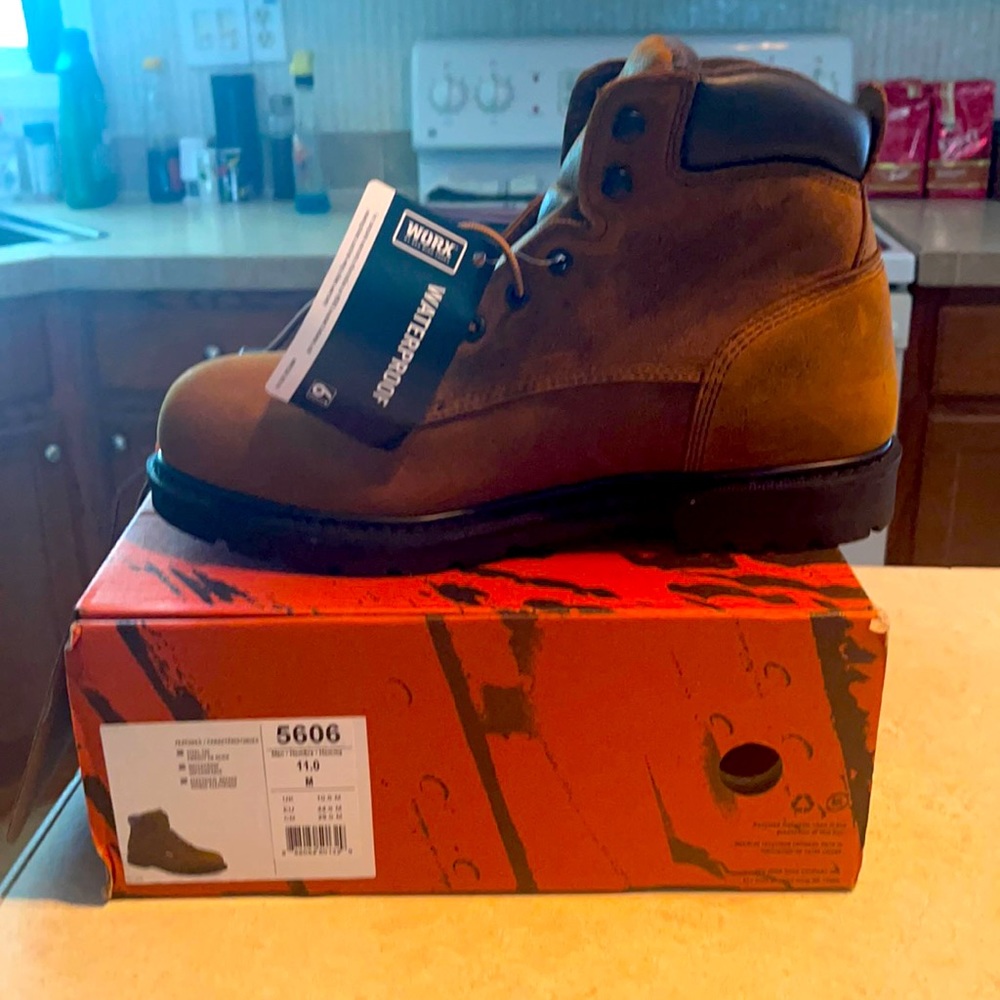 New in the box red wing worx size 11 boots